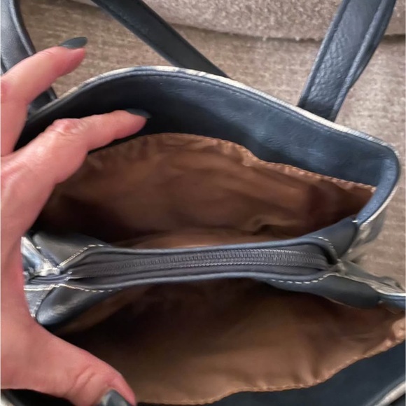 Chic Black and Gray Floral Shoulder Bag - Picture 4 of 5